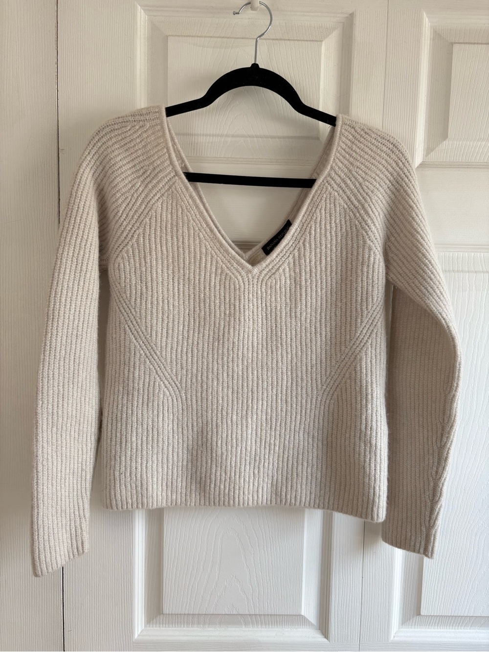 Banana Republic Wide V-Neck Sweater Oatmeal Beige M Wool Yak Hair‎ Preppy Career